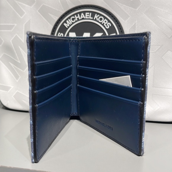 Michael Kors Men’s Women’s Cooper Logo Fabric Billfold Wallet Navy NWT
Unisex - Picture 9 of 16